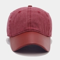 Detalle de gorra burdeos de algodón lavado con visera de cuero en contraste y textura clara - Ajustable / Burdeos