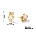Dettaglio orecchini in oro con zircone quadrato, altezza di 1,7 cm e larghezza di 1,2 cm - Forma quadrata E02307-1