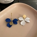Orecchini a fiore asimmetrici in blu cobalto e bianco con centro in metallo dorato - Orecchini a Fiore Blu (HE7687)
