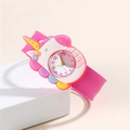 Dettaglio dell'orologio in silicone rosa con unicorno 3D e numeri arabi ben visibili - Rosa Rosso