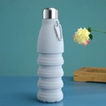 Borraccia pieghevole in silicone grigio con moschettone su vassoio di legno - Grigio
