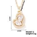 Macro del ciondolo a cuore dorato con zirconi e dimensioni per collana di lusso elegante - Stile Cuore Bianco Oro (N01067-2)