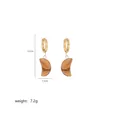Dettagli sulle dimensioni degli orecchini a mezzaluna di 3,7cm per 1,3cm in finitura oro - Venatura Legno Mezzaluna (A2-16-Orecchini)