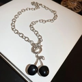 Collana in acciaio inossidabile argento con ciondoli a ciliegia neri e chiusura a T - Stile Ciliegia in Perla Nera Argento
