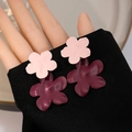 Boucles d'oreilles en forme de fleurs rose et rouge foncé portées sur la main - E4942-1/Rouge Fleur 3D Contraste de Couleur