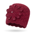 Gorro de punto rojo oscuro para mujer con flor hecha a mano y detalles de pedrería - Burdeos