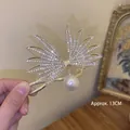 Elegante molletta dorata da 13cm con strass bianchi e una grande perla centrale - Grande Accessorio per Capelli Ala Perla e Strass