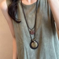 Dettaglio di collana bohémien a doppio strato con ciondolo in legno e spirale in bronzo - Stile Fiocco Oro Caffè (12#)