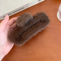 Pince à cheveux marron en fausse fourrure tenue en main montrant sa taille et douceur - Rectangulaire / Café Foncé