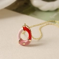 Détail du collier chaîne dorée avec pendentif émail rouge et rose et accent de cœur doré - Style-O