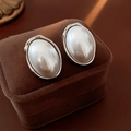 Détails de boucles d'oreilles perles ovales avec bordure en métal argenté sur boîte en velours - Argenté