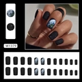 Matzwarte kunstnagels met aarde- en sterrenhemelontwerp in medium vierkante vorm - Inkt Aarde (W1379)
