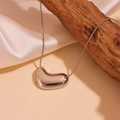 Collana a serpente in acciaio argentato con ciondolo a cuore irregolare su fondo di seta - Collana Cuore Argento (B707)