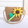 Detailansicht der handgefertigten Stroh-Umhängetasche für Kinder mit Sonnenblumen-Dekor - Braun mit Sonnenblume