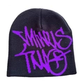 Detalle de gorro de punto negro con letras de grafiti púrpuras y textura suave - Negro y Púrpura