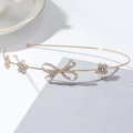 Détail d'un serre-tête doré avec fleurs en strass et nœud papillon en cristal brillant - Nœud 7#