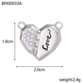 Detalle de colgante de corazón plateado con incrustación de perla y grabado de Love - Corazón de Perla Plateada (BPJ00033A)