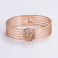 Detalle macro de brazalete calado en oro rosa con emblema del árbol de la vida - Oro rosa