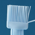 Close-up van hittebestendige blauwe siliconen oliekwast met flexibele haren voor de keuken - Siliconen Enkele Borstel (Blauw)