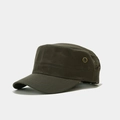 Detalle de gorra militar verde con ojales de latón y costuras reforzadas en la visera curva - Ajustable / Verde Militar