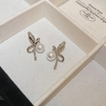 Detalle de pendientes de lazo plateados con perla en un estuche de regalo de lujo - Pendiente de aro con lazo y perla plateado (4# Pendiente de aro - Plata)