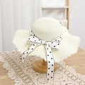 Detalle de sombrero de paja crema con lazo de lunares y delicado borde de encaje blanco - 52cm (Recomendado 1-3 años) / Sombrero / crema
