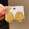 Gros plan sur des boucles d'oreilles nœud plaquées or avec résille et zircons - Tige en Argent 925 - Grille Creuse Irrégulière Dorée