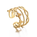 Détail d'une bague multicouche en acier doré avec trèfle en perle et motifs ajourés - Style Trèfle Perle (Or 2)