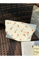 Vista detallada del neceser de pana color crema con patrón de naranja en la silla - Blanco Crema (Estampado de Naranja)