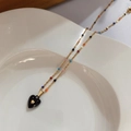 Collana dorata con perline colorate e ciondolo a cuore in smalto nero lucido - Collana con catena colorata in acciaio al titanio / Cuore Nero