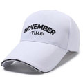 Witte baseballpet met zwart November-borduurwerk en sportieve details op de klep - Verstelbaar / Wit