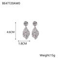 Detail van zilveren onregelmatige blad oorbellen met afmetingen 4,6cm bij 1,8cm en 15g gewicht - Onregelmatige Textuurstijl (BE47720AW0) / Zilver