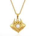 Gros plan du pendentif œil doré avec perle et ailes sur un collier en acier inoxydable - Style Mauvais Oeil Aile (No.5)