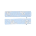 Detalle de pinzas para el cabello en tela azul claro con bordados blancos infantiles - Estilo 2 (Bordado Azul Claro)