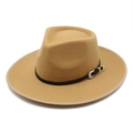 Chapeau fedora classique beige à large bord avec bande en cuir noir et boucle en argent - M (56-58cm) / Camel