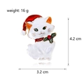 Detail van de kattenbroche met afmetingen 4,2 cm bij 3,2 cm en gewicht van 16 g - Witte Kat met Kerstmuts (C439-A)