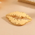Elegante spilla a forma di labbra in acciaio al titanio dorato per giacche e abiti - Forma di Labbra (S002) / Oro