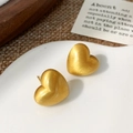Dettaglio dei orecchini a lobo a cuore in oro con finitura in metallo spazzolato - Cuore Spazzolato / Oro