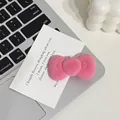 Detalle de pinza para el pelo con lazo rosa flocado y diseño clásico en un escritorio - Rosa