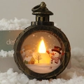 Detail der Vintage-Weihnachtslaterne mit LED-Kerze, Schneemann-Szene und Bronze-Finish - Klein / Schneemann Bronze