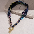 Dettaglio della collana foulard con ciondolo a forma di elefante dorato e occhio - Elefante d'oro (Occhio del Diavolo) / Oro - Ciondolo a Elefante