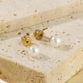 Boucles d'oreilles en acier titane doré avec perles blanches rondes sur pierre beige - Perle Dorée Fermoir en Spirale (KE110726-Z)