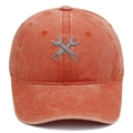 Broderie détaillée de clés croisées sur la texture d'une casquette en coton délavé - Orange