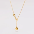 Vista detallada del collar con colgante de corazón dorado y cadena con cuentas - Dorado