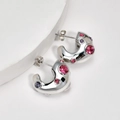 Orecchini a C in argento con zirconi rosa e viola su uno sfondo bianco neutro - Color Acciaio