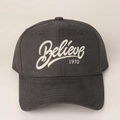 Dettaglio cappellino baseball grigio scuro con ricamo 1970 bianco e tessuto in tela cotone - M(56-58cm) / Grigio