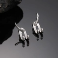 Orecchini punk minimalisti in argento, design a gancio curvo con finitura metallica - Coppia di Ganci Unici / Argento