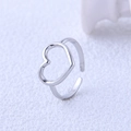 Anello aperto cuore minimalista in acciaio inossidabile argento con design traforato - Aperto Regolabile / Color Acciaio