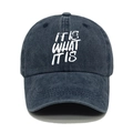 Dettaglio del cappellino da baseball in cotone lavato grigio-blu con stampa It Is What It Is - M(56-58cm) / Blu navy