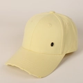Détail d'une casquette en coton jaune avec visière usée et logo métallique K - M (56-58cm) / Jaune